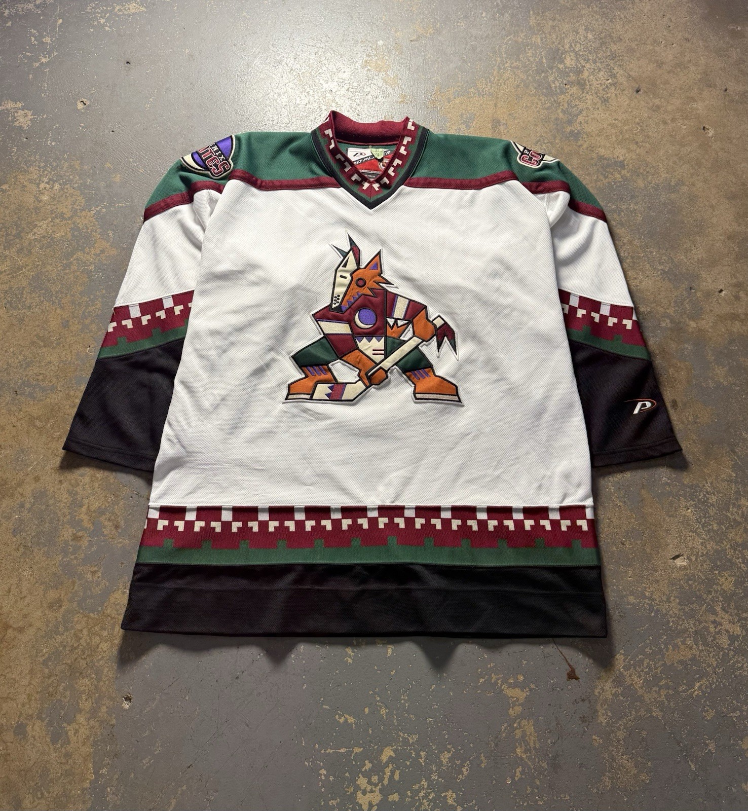 Vintage Pro Player NHL Phoenix Coyotes White Hockey Jersey-Size XL
