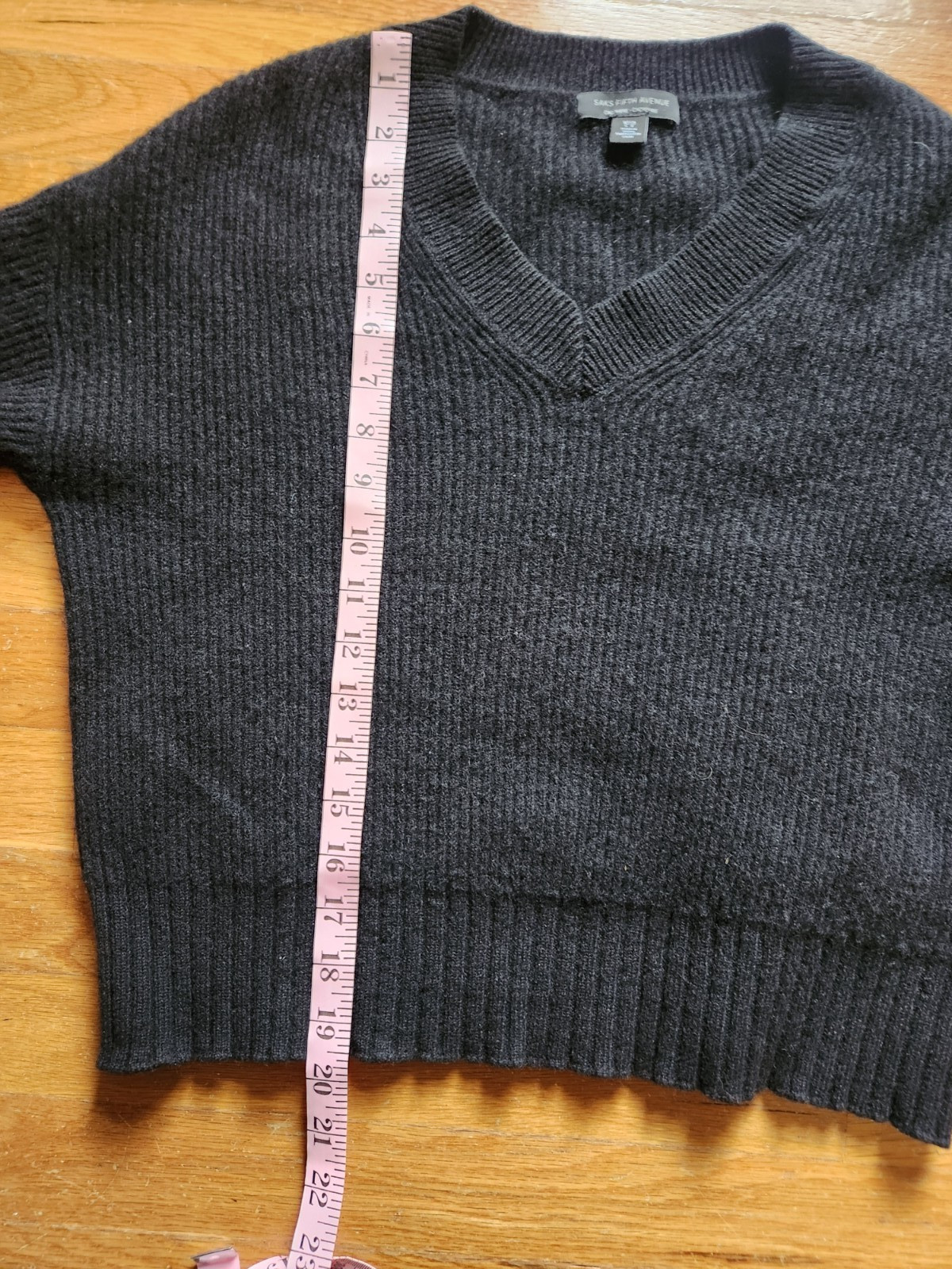 Saks Fifth Avenue cashmere boxy cropped v-neck sweater, S, black, great