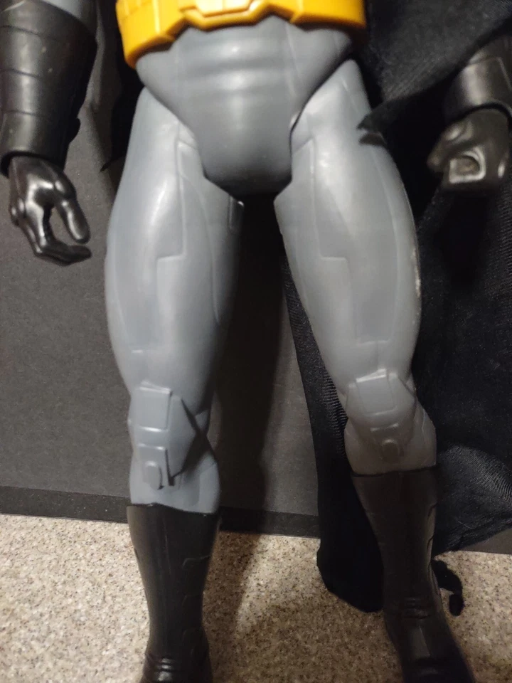 Figura Batman 20" con capa adjunta y brazos y piernas móviles Foto 3 de 4