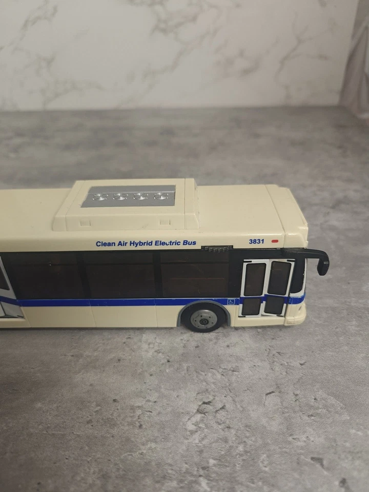 Autobús de juguete eléctrico híbrido de plástico Daron Realtoy NY juguete de fricción con puertas abiertas Foto 3 de 4