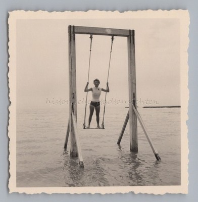 Grado Italien 1954 - Frau auf Schaukel im Meer - Altes Foto 1950er