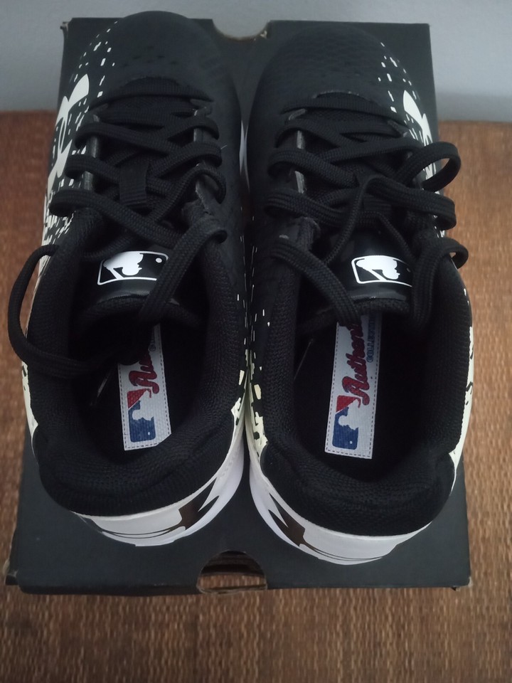 Under Armour Youth Baseball Cleats Black White Size 4 Low Top 1278754