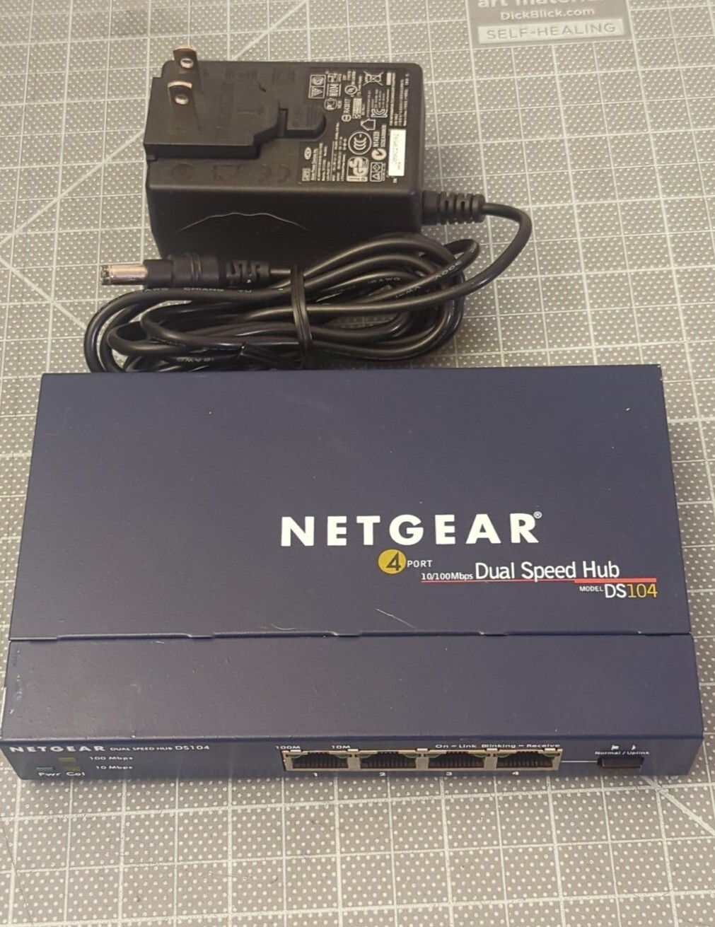 NETGEAR DS104 - 4 Port Ethernet Hub, Fast Ethernet - 10Base-T, 100Base-TX