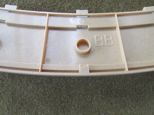 Hornby Scalextric L8680 1/32 Tan/Beige Curved "BB" Borders w/Barriers (4pcs) - Picture 3 of 11