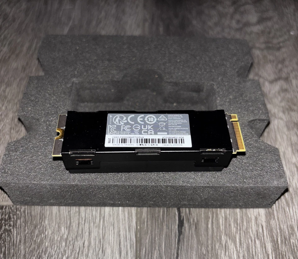 SSD Corsair MP700 PRO 4TB PCIe 5.0 x4 NVMe M.2 2280 con bloque de agua. Foto 3 de 4