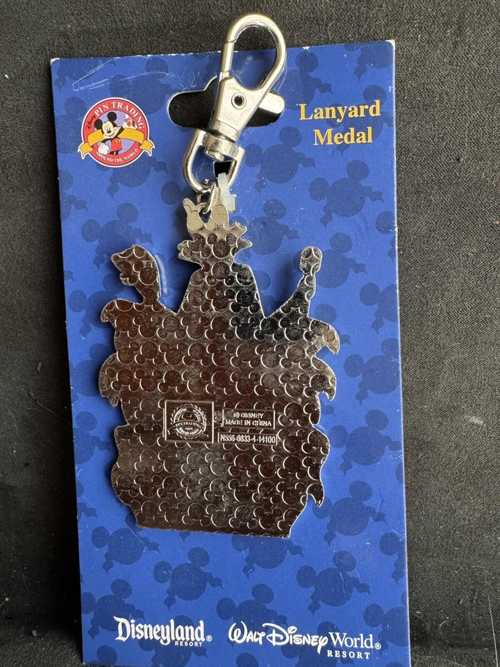 Llavero medalla cordón torreta maléfica en castillo de Disney Foto 2 de 3