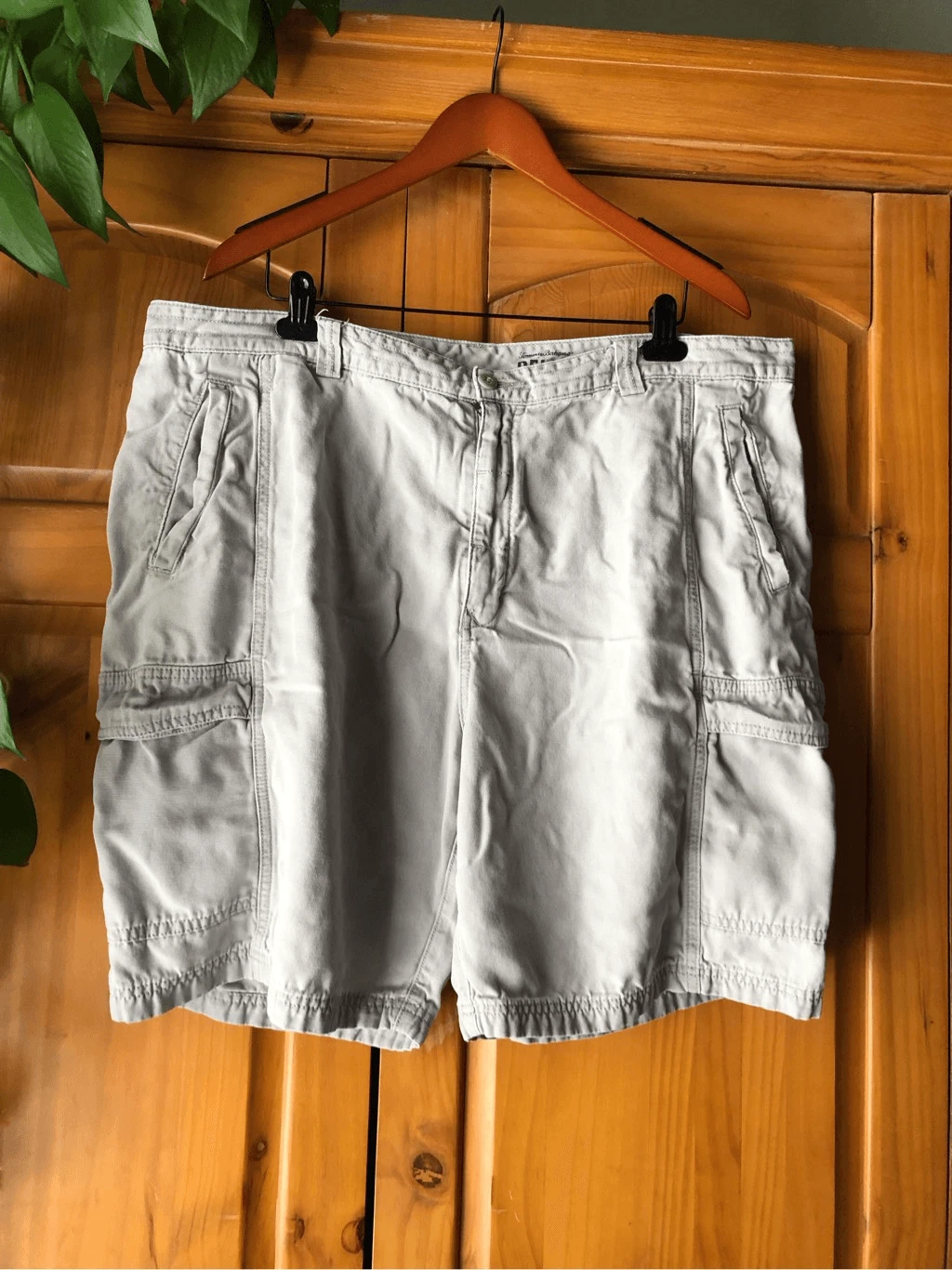 Tommy Bahama Relax Men's Cargo Shorts Khaki 55% Tencel 45% Cotton SZ 42