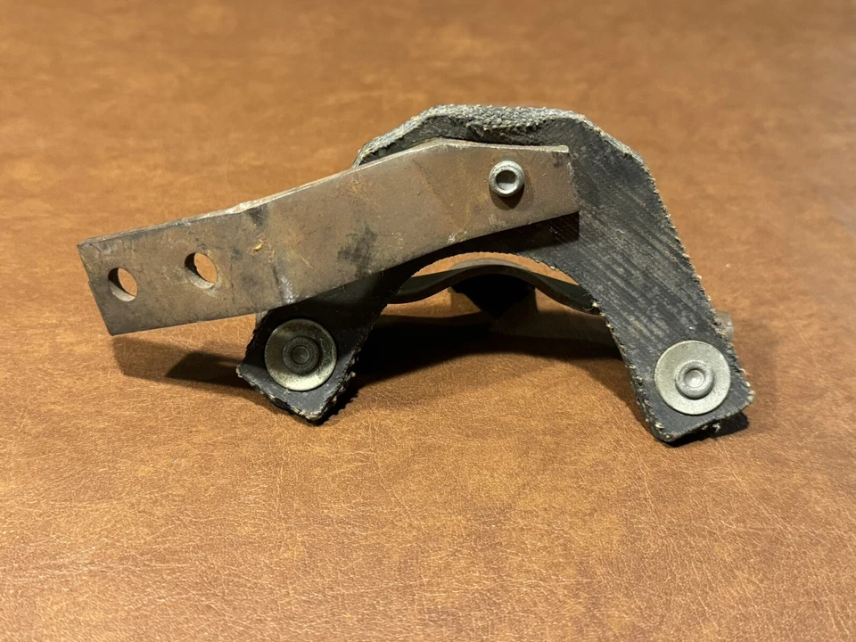 NOS FORD B7A-5261-H 1957 MODELO CABIDE DE ESCAPE SEDÃ ENTREGA VAGÃO FAIRLANE - Imagem 3 de 4