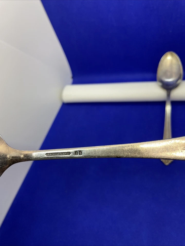 1847 Rogers Bros HER MAJESTY Cuchara de sopa ovalada IS Plato 1931 Cubiertos Lote de 3 Foto 4 de 4