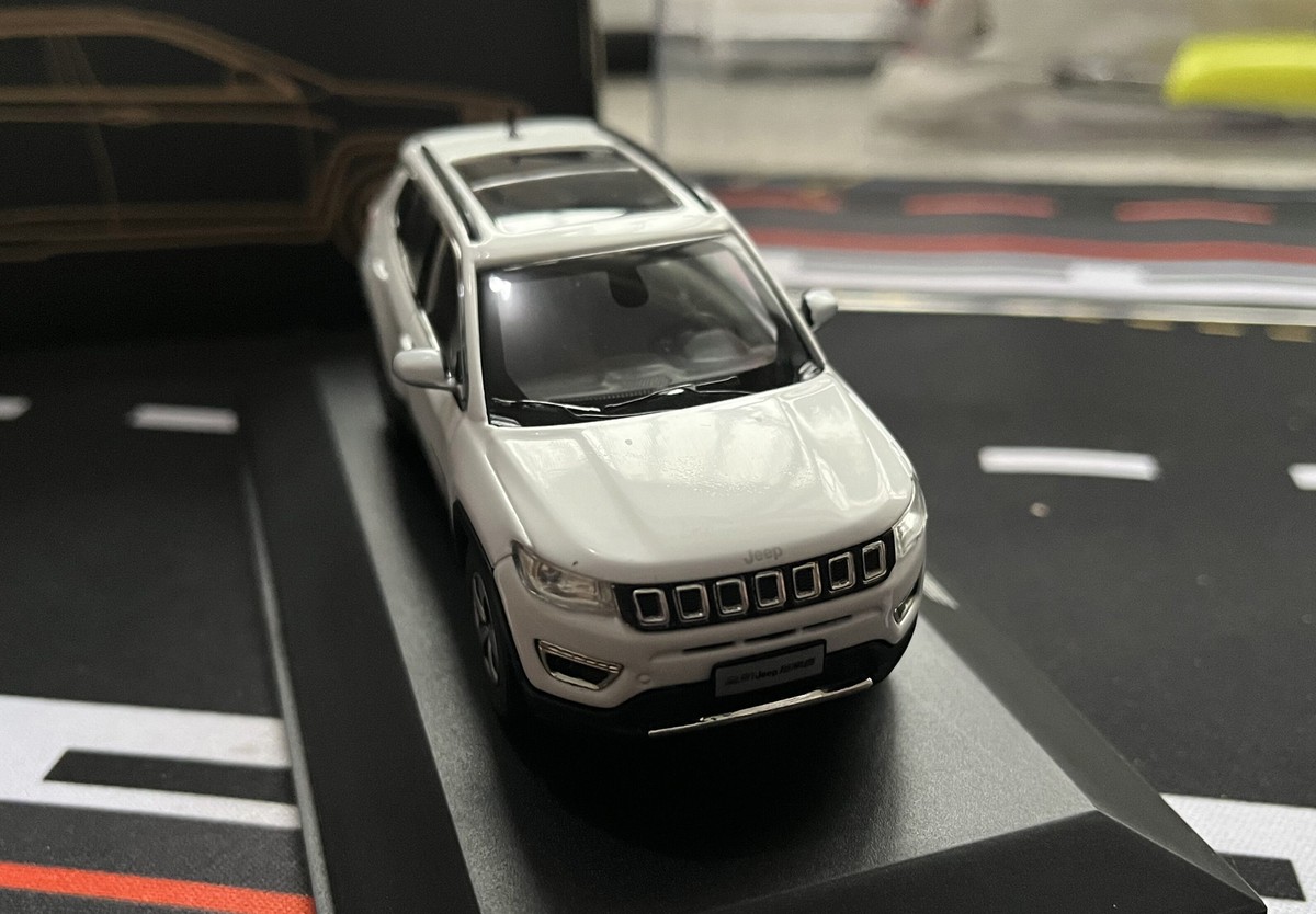 701-010 GAC FCA 1/18 ジープ コンパス JEEP シルバー 1:18 GAC FCA Jeep Cherokee Deep Sea Blue Dealer Edition