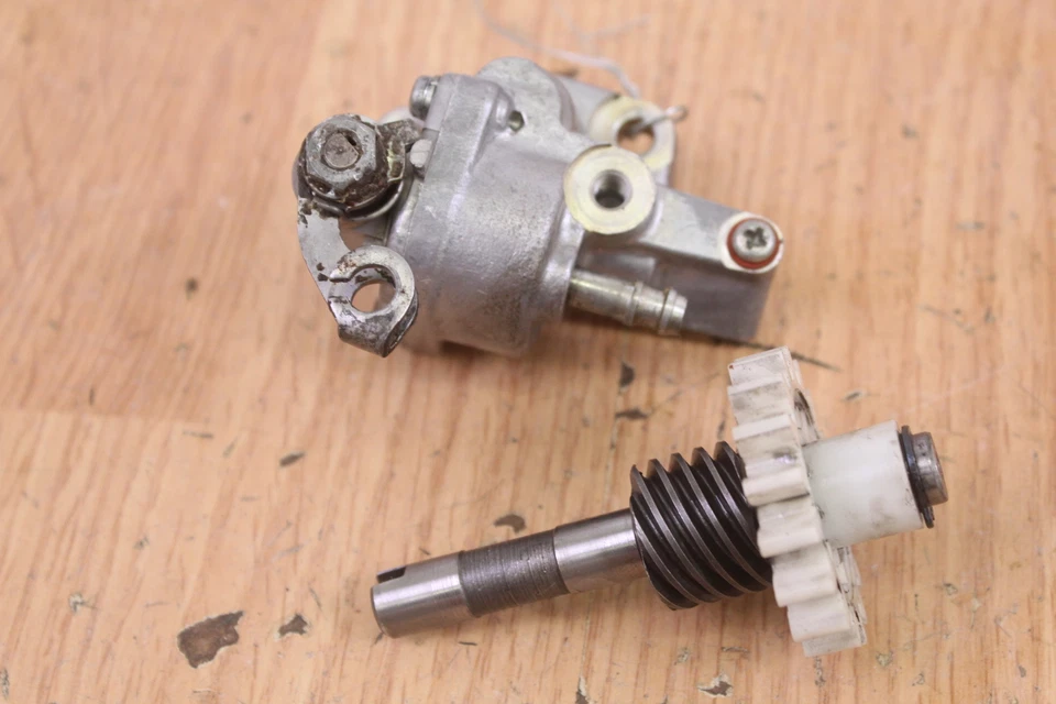 Honda MT125 1976 bomba de aceite y eje de transmisión Foto 2 de 4