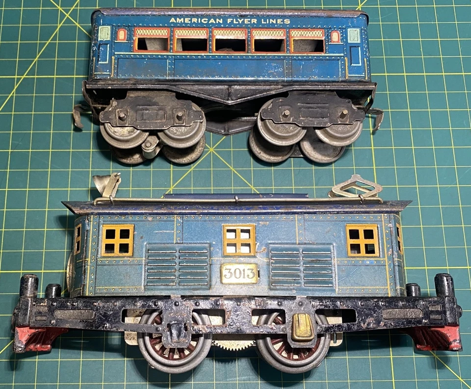 American Flyer Pre War 3013 Electric Locomotive with one passenger car O Gauge - Image 2 of 4