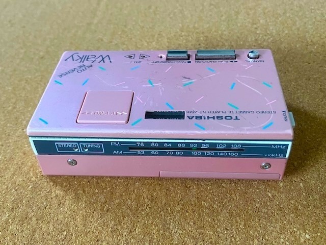 Toshiba Walky KT-AS10 Cassette Player FM/AM Radio Auto Reverse