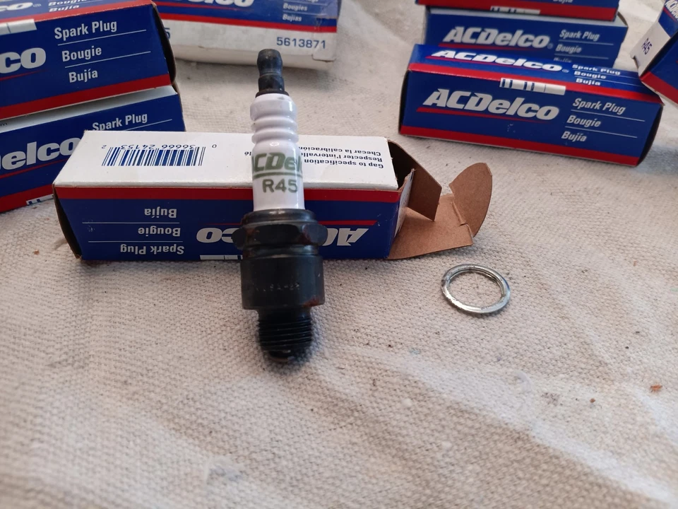 Juego de 8 bujías convencionales ACDelco R45 letras verdes nuevo stock antiguo Foto 4 de 4