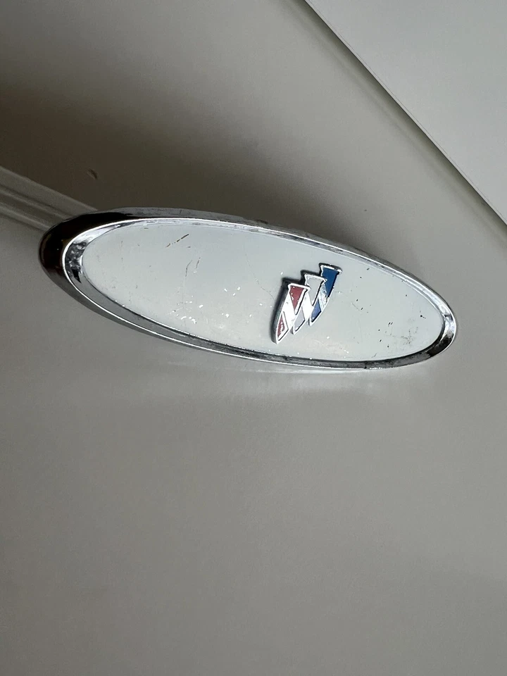 63 Buick Door Panel Emblema 1962 OEM 4824451 GM Wildcat Electra Foto 2 de 4