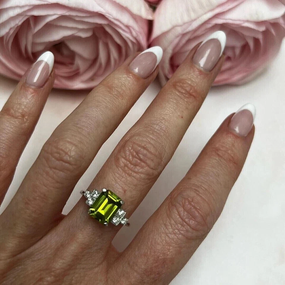 Alianza de diamantes peridoto natural corte esmeralda de 2,95 quilates de oro blanco real de 14 quilates Foto 3 de 4
