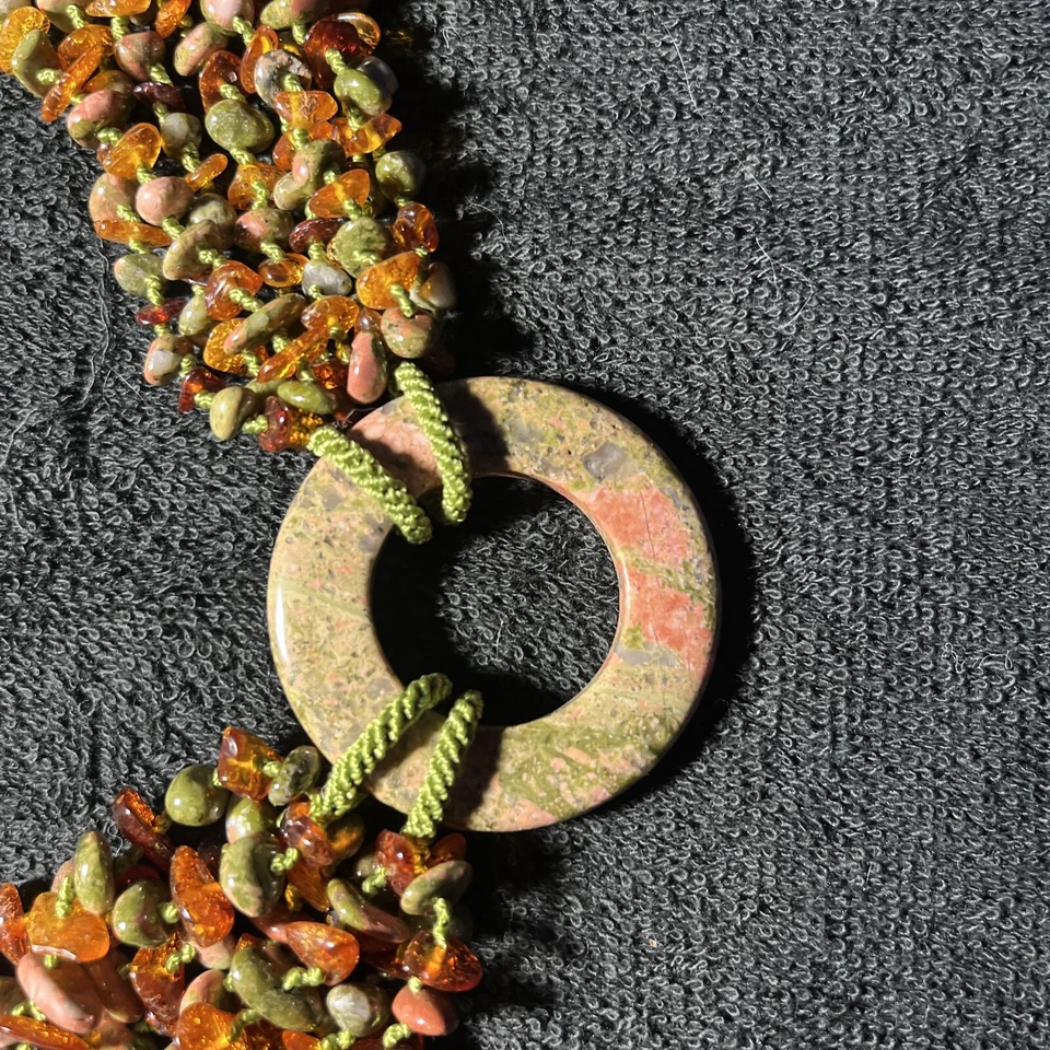 Collar artístico (mezcla ámbar) de Bozena Przytocka Foto 2 de 4