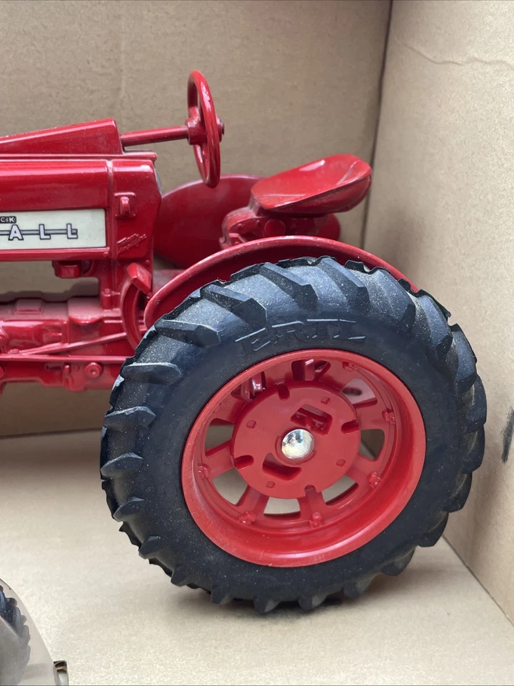 1:16 International Harvester Farmall 350 "Tractors Of The Past" Set + 1:43 - Image 4 of 4