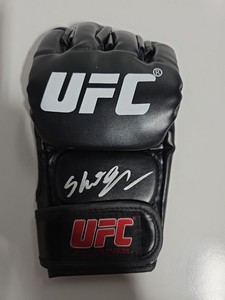 MAURICIO RUA SIGNED AUTOGRAPHED UFC GLOVE COA BAS BECKETT WITNESSED #W631664