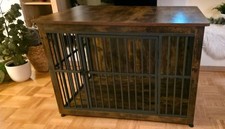 Nagelneue Holzhundebox mit zwei Eing&auml;ngen