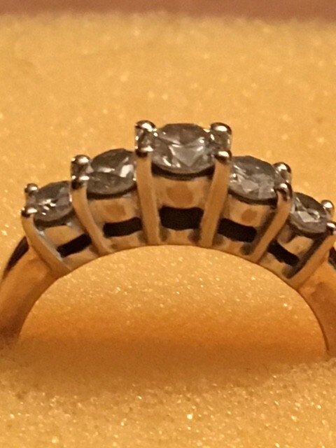 Ring 14k Gold With 5 Diamonds Women's Size 7 preowned (p24)