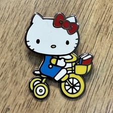 Bicicleta amarilla Hello Kitty Sanrio para montar en bicicleta con pin esmaltado de libros