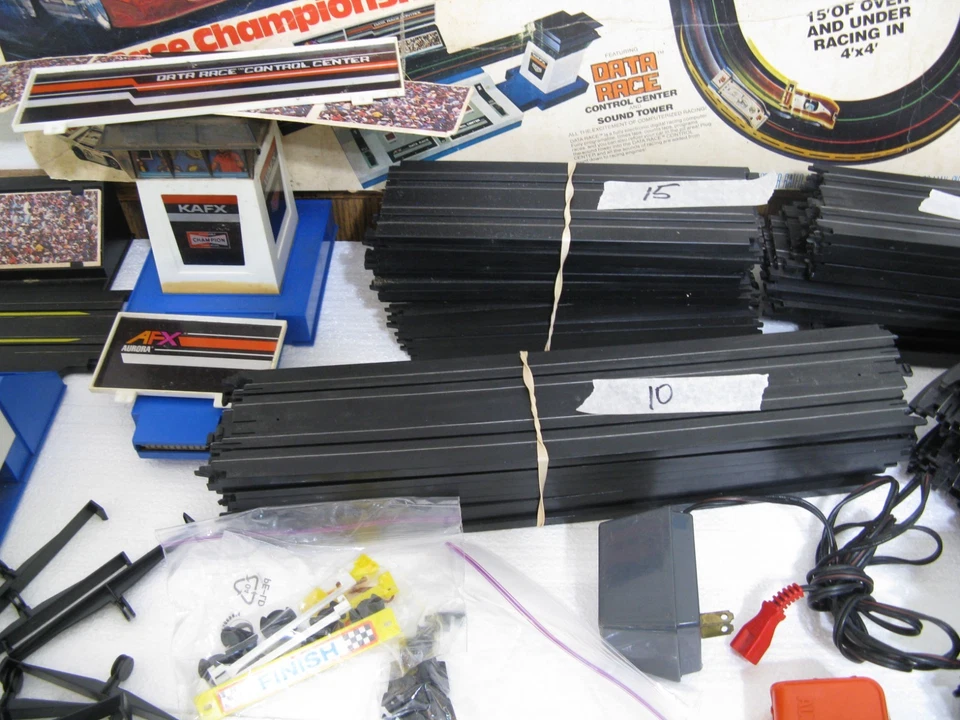 VINTAGE AURORA AFX DATA RACE CHAMPIONSHIP SLOT CAR RACING SET TONS OF PARTS !@@ - Image 3 of 4