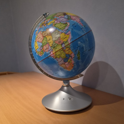 Brainstorm Toys beleuchteter, drehbarer 2-in-1 Tischglobus Erde & Sternbilder