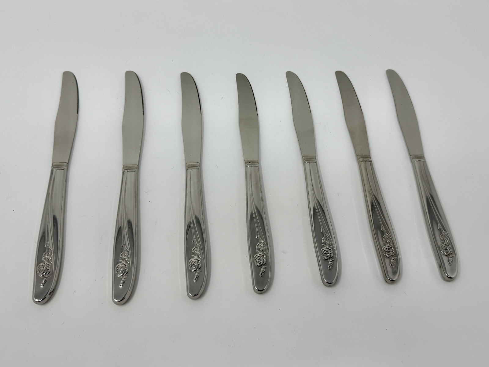 Oneida Roseanne Set of 7 Hollow Handle Dinner Knives 8 5/8"