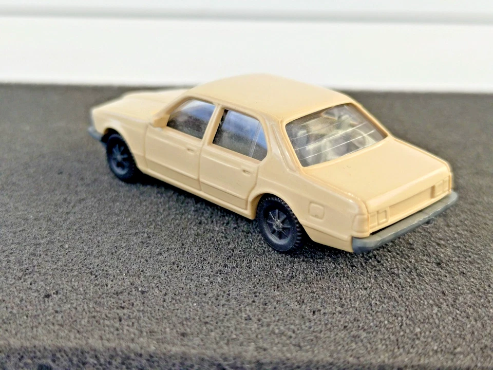 FLEISCHMANN HO BMW 745 I Beige 1/87 1:87 Foto 3 de 4
