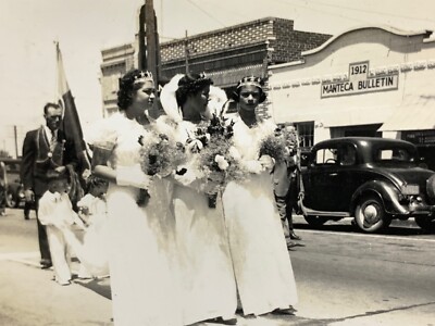 (AnG) FOUND Photo Photograph Manteca Bulletin California Parade Down Town Dress