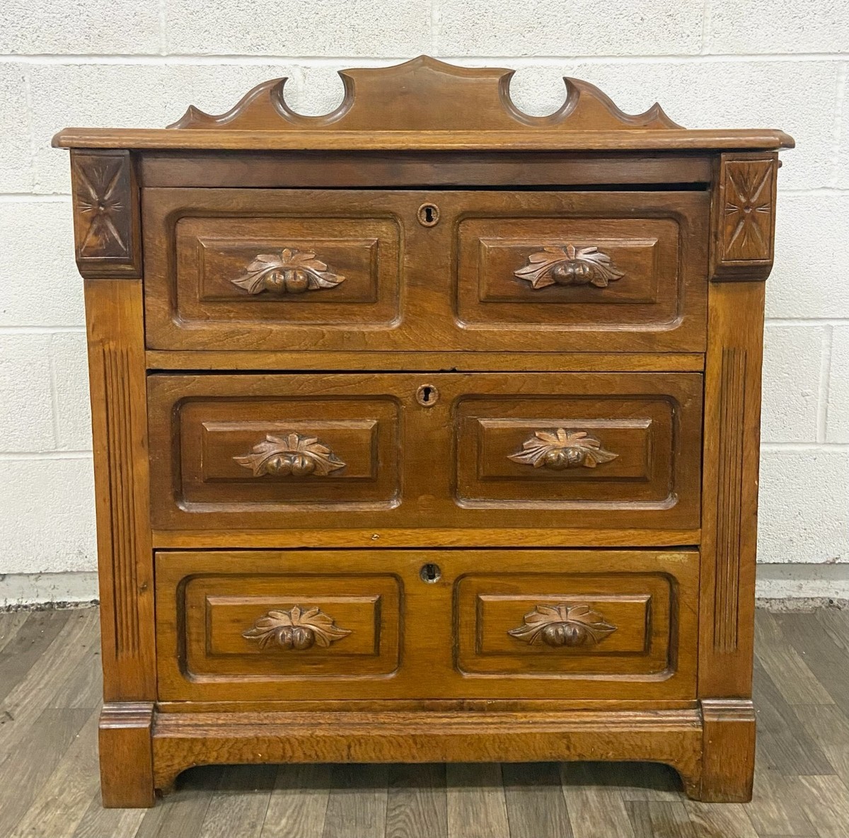 【送料無料】３点セット/ Vintage Style Dresser Antique Victorian Style Carved Oak Commode Washstand 3 Drawer