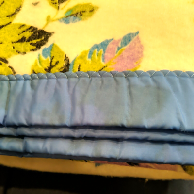 Couverture Vintage Beacon Motif Fleurs – 90x72 Pouces – 100% Polyester – Jaune – Neuve