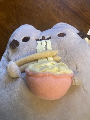 Gund Pusheen 9” Plush Cat with Bowl of Ramen Noodle Has Tags READ FREE SHIP! - 第 2/8 張圖片
