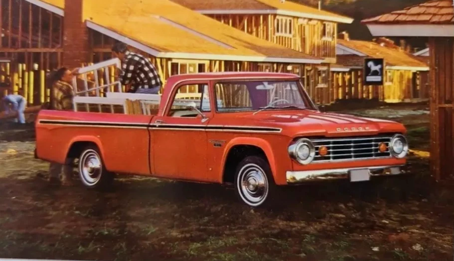 Postal promocional publicitaria para Dodge Truck serie D 100 1965 línea barrida Foto 2 de 4