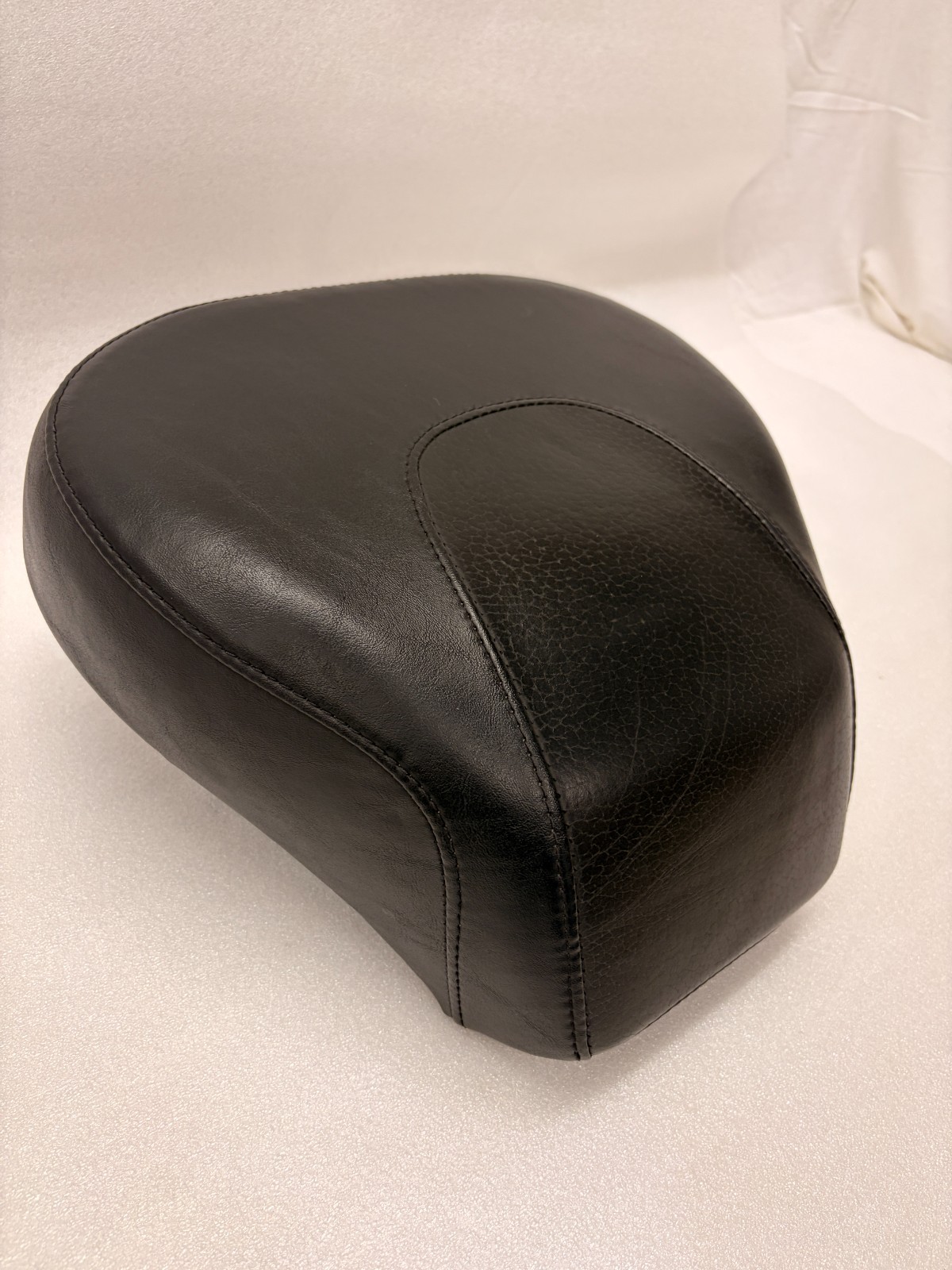 GENUINE HARLEY 2010-17 SOFTAIL FAT BOY PASSENGER WIDE PILLION SEAT NICE   B2