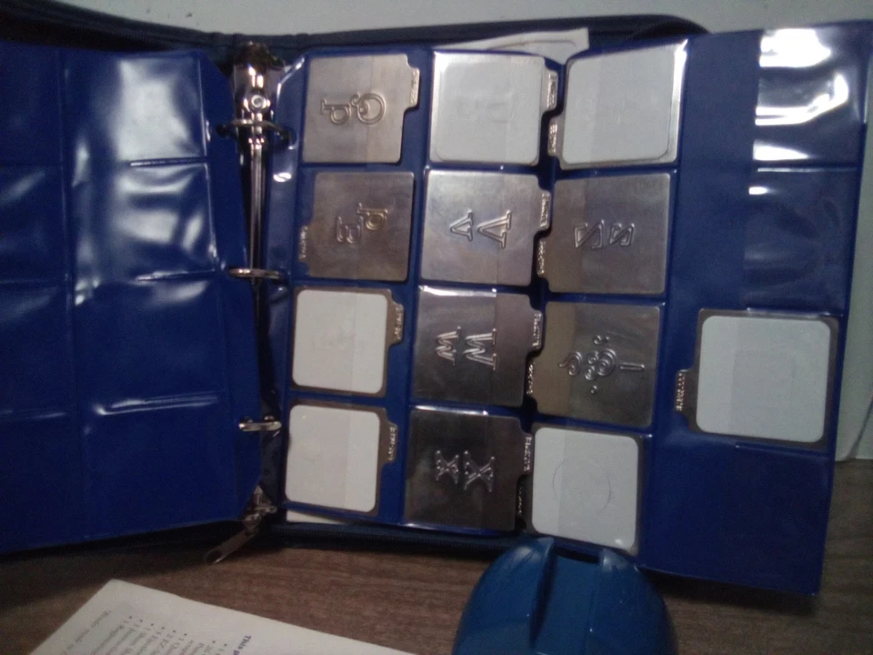 QuicKutz Hand Tool Cradle Binder +Dies, Foam Sheets, Instructions, & Binder - Immagine 3 di 3