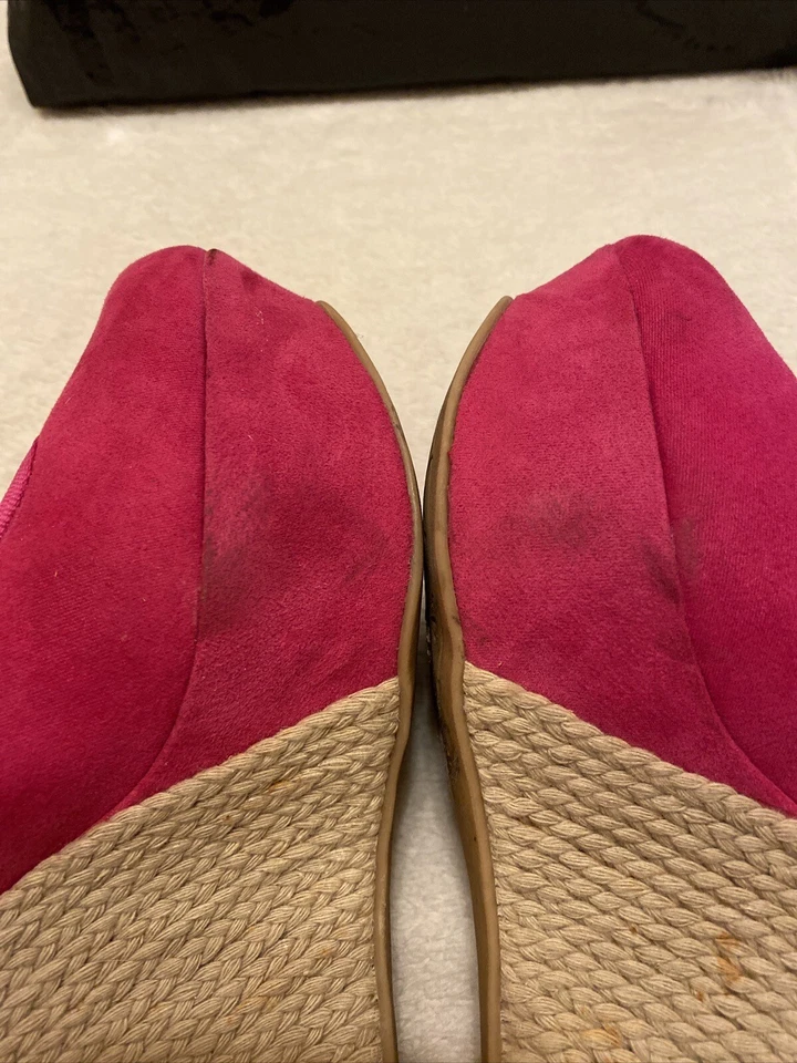 Zapatos de cuña Body Central para mujer imitación gamuza rosa intenso con lados de cuerda. Talla 7 Foto 3 de 4