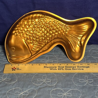 VINTAGE BIG FISH, cake pan / Jello mold. 14 x 8 