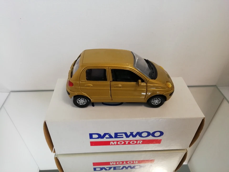 Modellino rivenditore Daewoo Matiz made in Korea scala 1:32 quasi nuovo in sc... - Immagine 4 di 4
