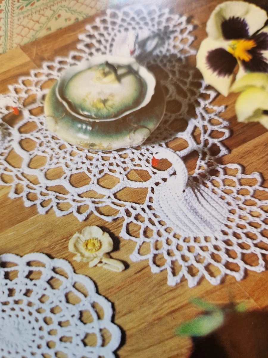 Copia Twilleys 6321 Swan Doily patrón ganchillo posavasos mesa centro 