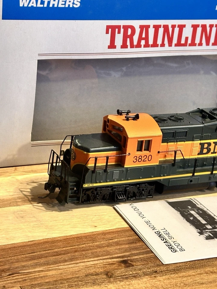 Walthers Trainline GP9M BNSF 3820 HO scale Brand New In Package Box - Image 4 of 4