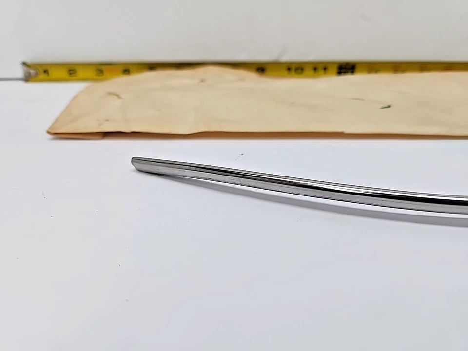 Protector de borde de puerta izquierda OEM 1707331 1976-79 Chevy Chevette/Monza Spyder (445) Foto 2 de 4