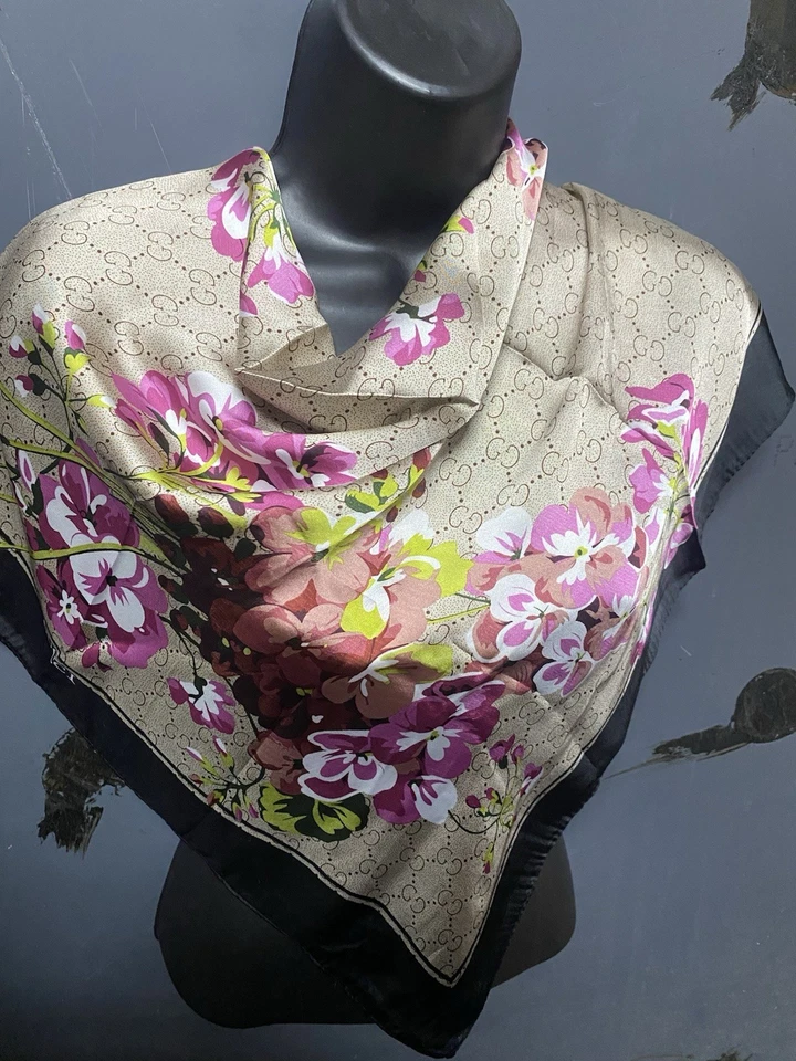 Bufanda de seda floral Gucci usada con diseño de orquídea rosa para mujer Foto 4 de 4