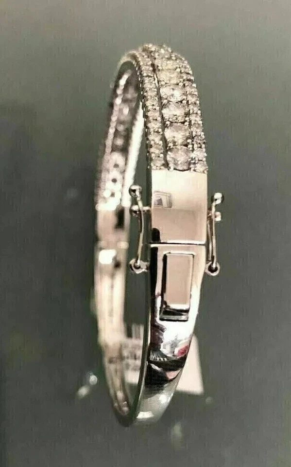 Brazalete brazalete para mujer de diamantes simulados de corte redondo de 4 quilates enchapado en oro blanco de 14 quilates Foto 3 de 4