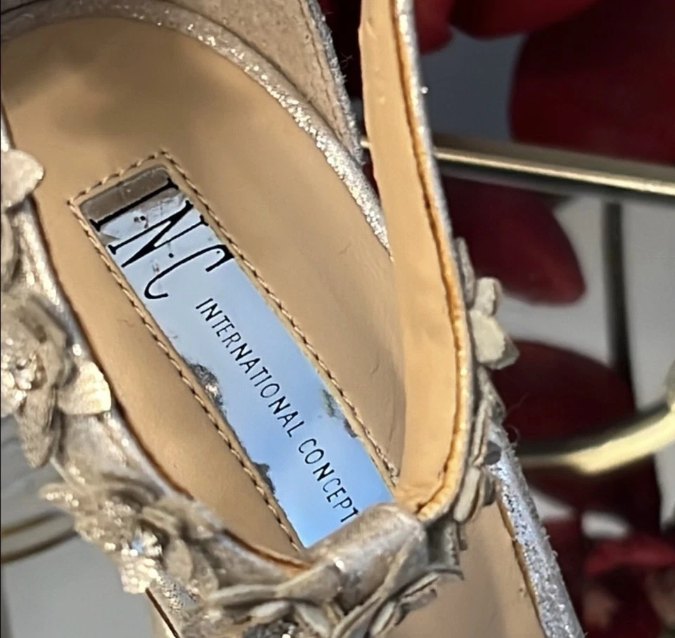 Tacones INC International Concepts plateados con tiras con adornos florales EE. UU. 8,5 Foto 2 de 4