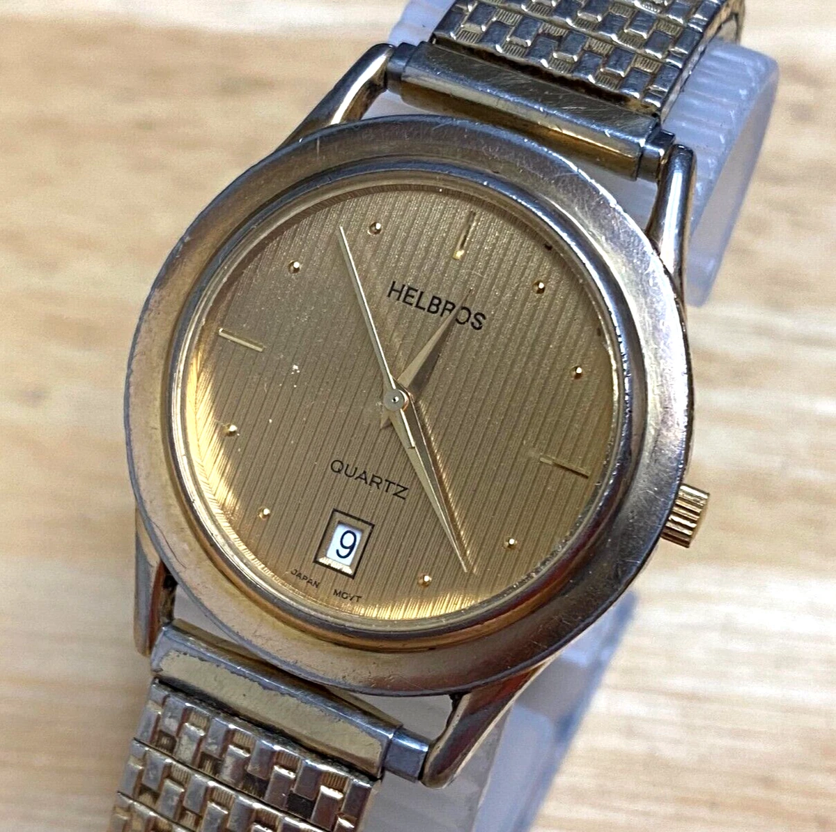 Vintage Helbros Mens Gold Tone Stretch Band Analog Quartz Watch