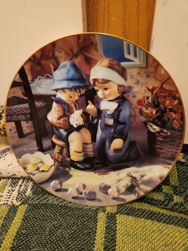 MJ Hummel:Collector Plate Little Companions Tender Loving Care (Limited Edition)