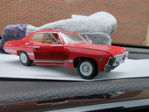 BRILLANTE NUOVO CON ETICHETTE SCALA 1:43 1967 CHEVY IMPALA ROSSO CREMISI PORTE APERTE LUNGHE 4,5" - Foto 19 di 24