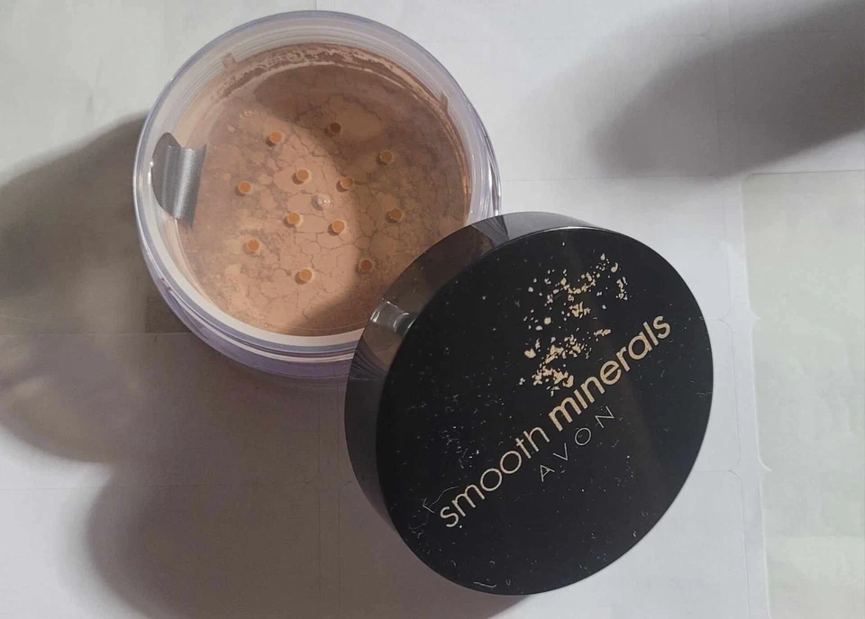 Avon SMOOTH MINERALS Foundation BRONZE ~ (Bronzer)  NIB/Sealed ~ NEXT DAY SHIP - Image 2 of 4